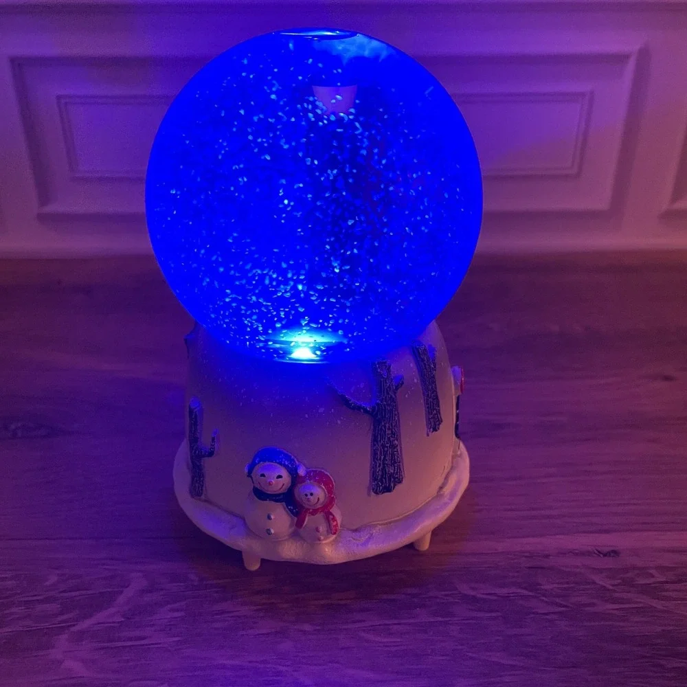 Romantic Couple Snow Globe Musical Light Up‎ Winter Scene Snowman Christmas Gift